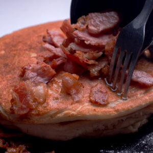 Hot cakes con tocino y maple